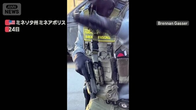 立ちふさがる銃を手にした捜査官