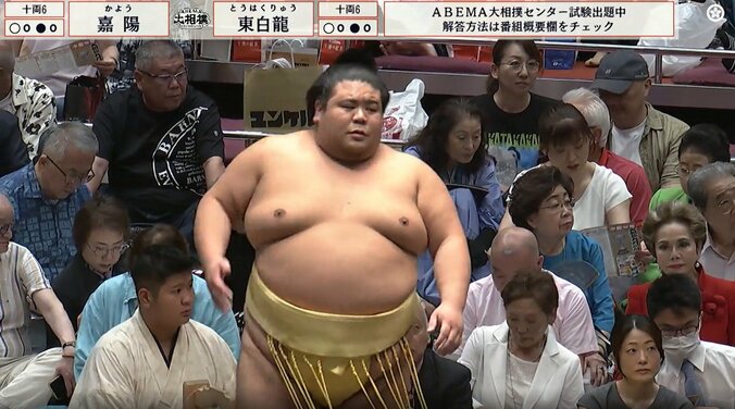 向正面にデヴィ夫人