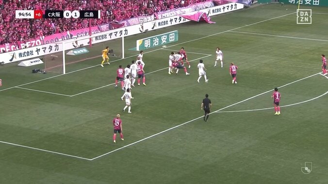 「えっぐいゴラッソ」191cm大型FWの“豪快オーバーヘッド弾”にファン驚愕「これはもうズラタン」守備陣呆然の圧巻バイシクルシュート 5枚目