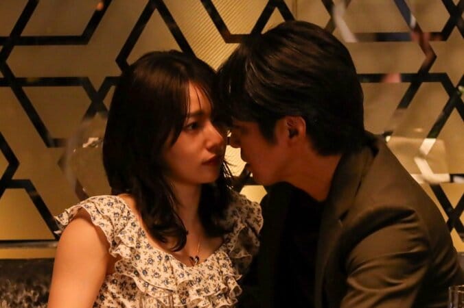 【写真・画像】夫の入院治療初日にバーで密会キス!? 不倫を楽しむ美人妻に思わぬ目撃者が…『余命3ヶ月のサレ夫』第1話　1枚目