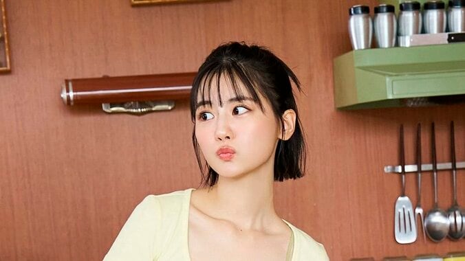 【写真・画像】モデル・女優の関谷瑠紀が着こなすキュートなギンガムチェック水着 ヤンマガWeb「NEXT推しガール！」　1枚目