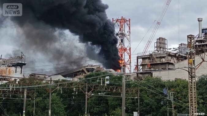 直前に“強い油の臭い”証言も　折れたボイラー排煙用煙突で…被災した日本製紙で出火 1枚目