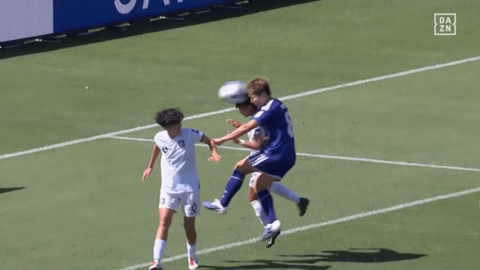 走り込んだ清家貴子が豪快なヘディングシュートを突き刺す