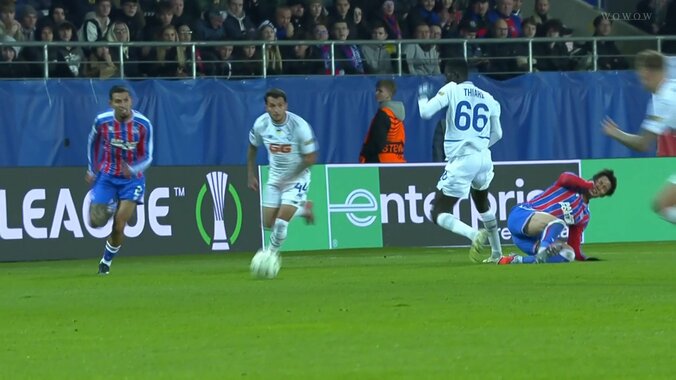 「レッドやろ」鎌田大地、顔面に強烈エルボー直撃「めちゃくちゃ痛そう」空中戦で後方から危険な体当たりを受けた瞬間 4枚目