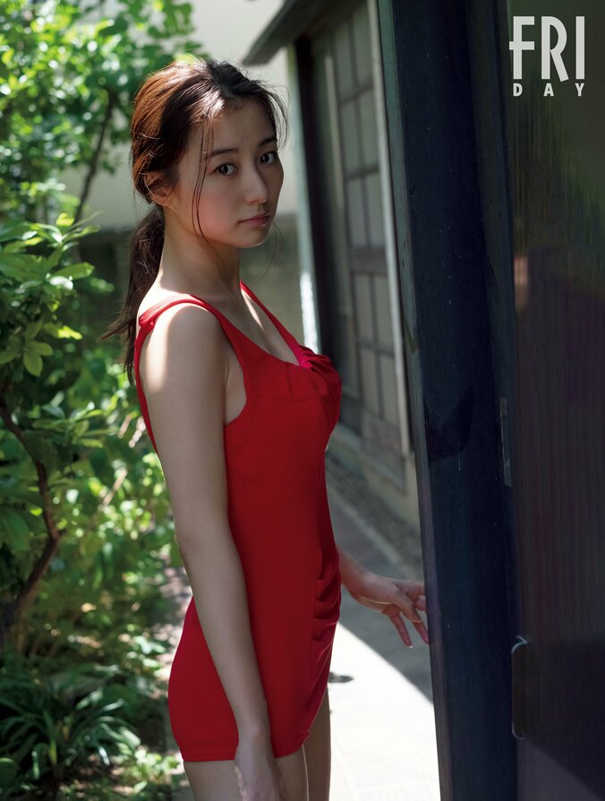 巻頭グラビア：高田里穂