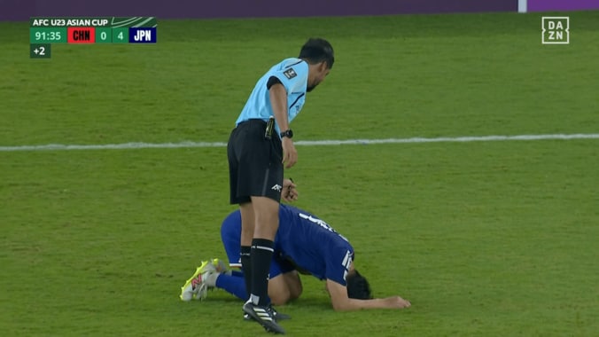 永野を気遣った主審だがファウル判定はなし…