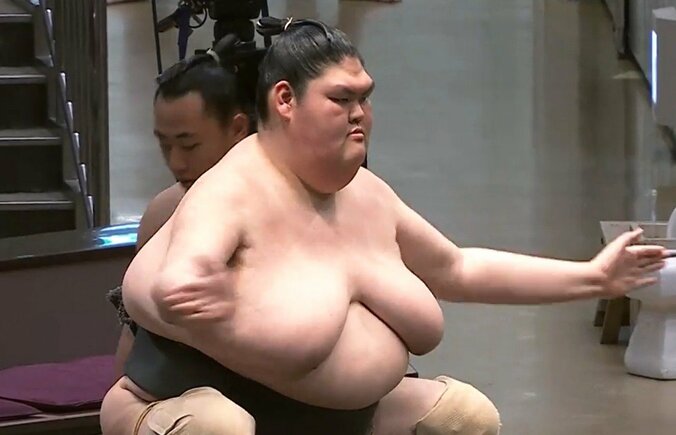 「不思議なバランス」「手足細い」巨漢力士、“ほっそり”手足にファン驚き 2枚目