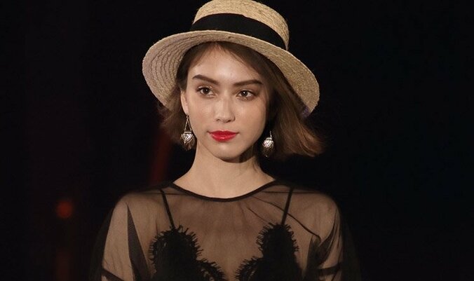 滝沢カレン、ざっくりニットからチラ見えするセクシービキニにファン悶絶「眠れないよ〜」 1枚目
