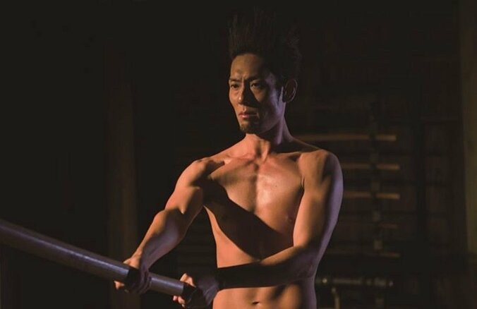 実写映画『銀魂』ビジュアルブックが7月14日に発売　小栗旬はじめ豪華キャストのオフショット満載 4枚目