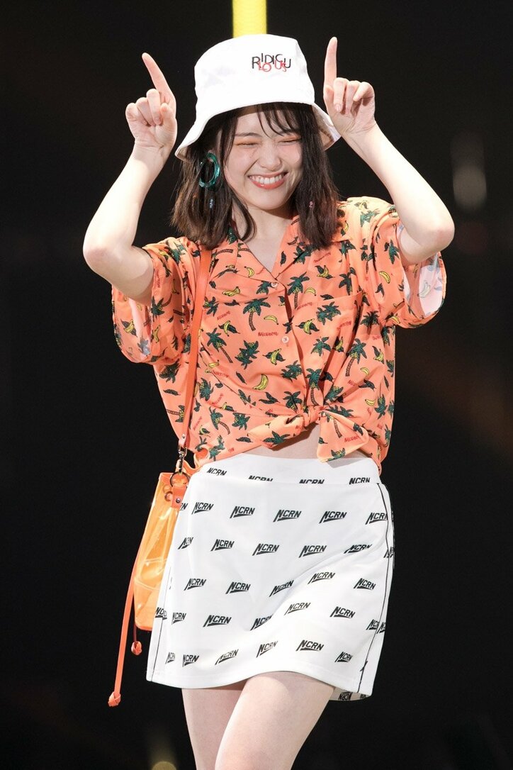 乃木坂46、白石麻衣は”クールまいやん”、松村沙友理は”にこるんポーズ”でTGCランウェイ堂々闊歩