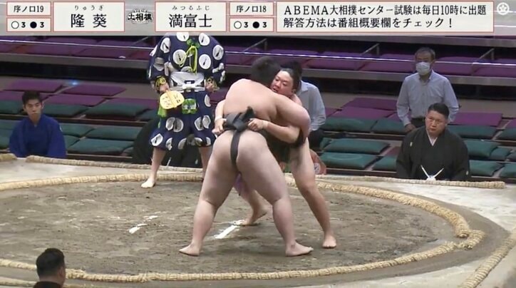 【写真・画像】まわしが徐々に緩み…15歳力士の取組に“ヒヤヒヤ”「めちゃくちゃなってる」「ゆるゆるやんけ」珍事に熱視線　1枚目