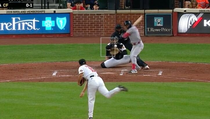 【写真・画像】審判にガチギレ！“お騒がせ男”がバットぶん投げ→味方に直撃「放送事故」「沸点低すぎ」コーチも吹っ飛ばして猛突進…ファン騒然　1枚目