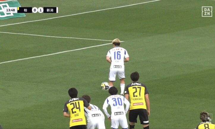 【写真・画像】「一発レッドだろ！」後頭部に“回転キック”が直撃→スタジアム騒然「まじで荒い」「今のはねえだろ」「蹴りやがって！」浦和FWと広島MFがクラッシュした瞬間　1枚目