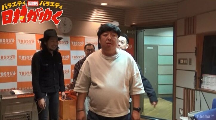 バナナマン設楽、日村の背後に忍び寄り…!? “あるゲーム”で悪ノリ全開