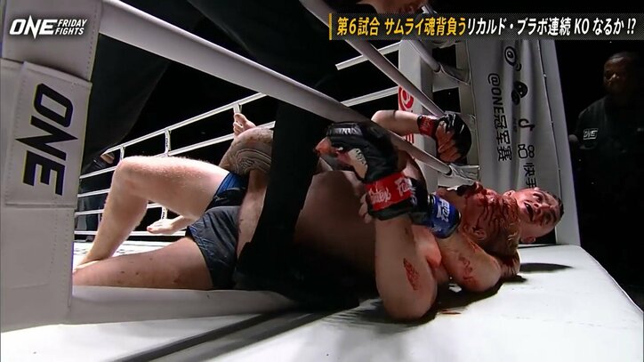 露骨な“反則”キックにレフェリー激おこ！ 「初めて見た」現役ファイターも呆れた衝撃の瞬間