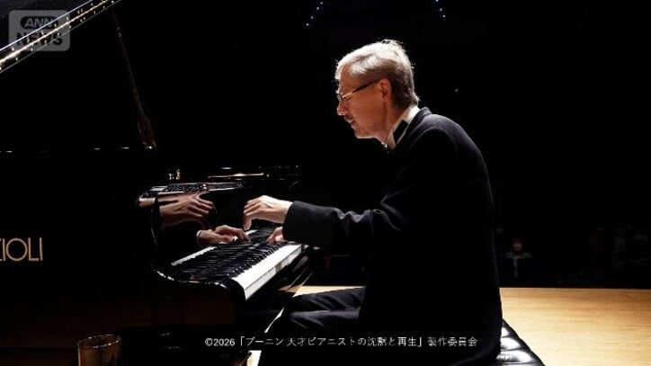 ピアノを弾くブーニン氏