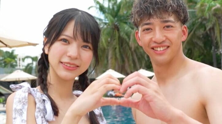 【写真・画像】セクシー女優と密着しながらプールでレース…水着姿ではしゃぐ男女に「楽しそう」の声　1枚目