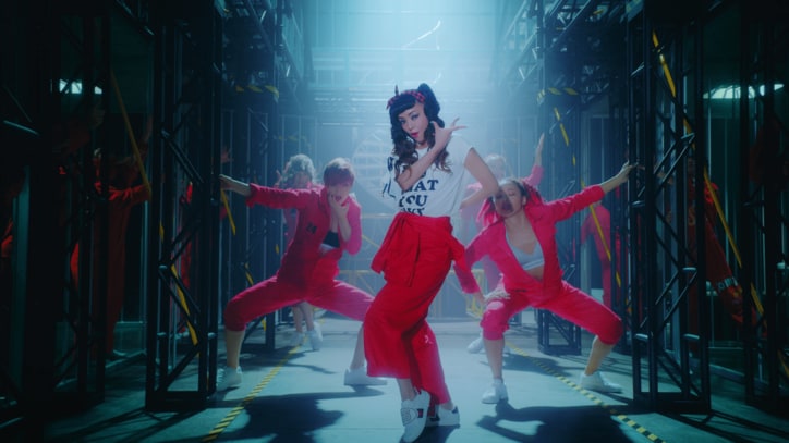 安室奈美恵ファッション総選挙ランキング発表、キャリア25年で最も愛された作品1位は？