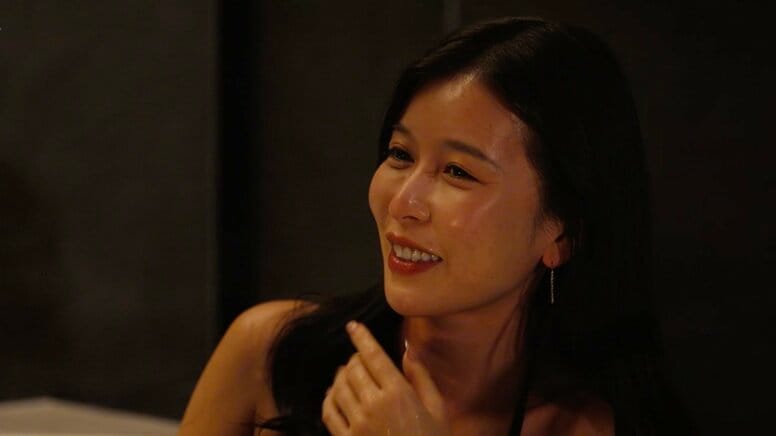 穴開き水着の34歳美人社長、年収3000万円のイケメン経営者と密着の混浴「近くない？距離が」