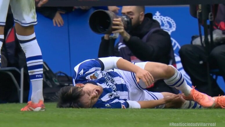 久保建英、強烈トゥーキックに悲鳴「またタケがやられた」「大丈夫か」危険プレーにスタジアム騒然もカード誘発→FK獲得で「痛いと思うけど賢いプレー」