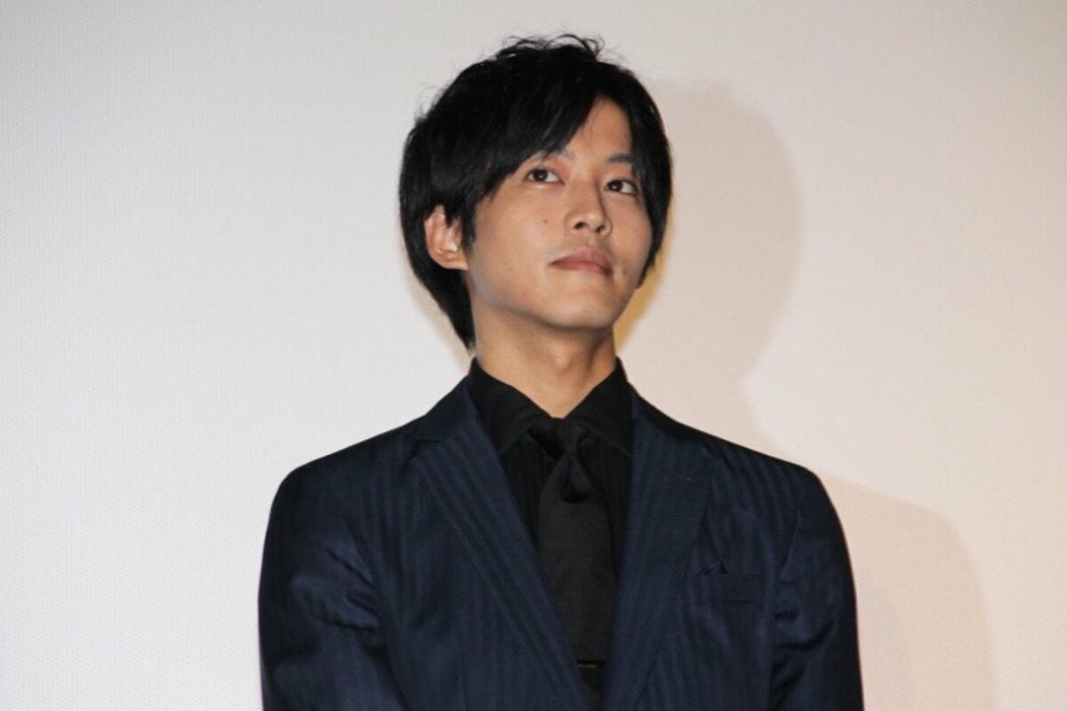 松坂桃李 吉田鋼太郎との肩組み2ショット披露 爽やか笑顔のサムズアップに反響 話題 Abema Times