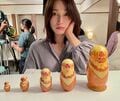 「美しすぎる」「栞さんに叱られたい」中村ゆりか、『言霊荘』オフショットでマトリョーシカ越しの真顔を披露