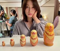 「美しすぎる」「栞さんに叱られたい」中村ゆりか、『言霊荘』オフショットでマトリョーシカ越しの真顔を披露