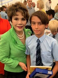 デヴィ夫人『PAPPLEWICK SCHOOL 卒業式 ~③』