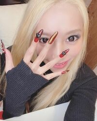 加藤紗里、冬らしいデザインのロングネイルに「指長いし細いし羨ま」「映えてます」の声