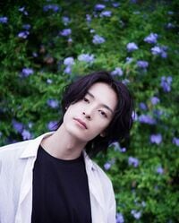 塩野瑛久、美しすぎるポートレート写真に「人類の奇跡ですか？」「背景の花が霞む可憐さ」の声