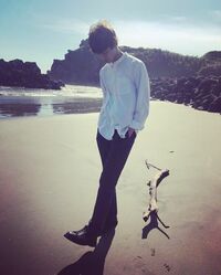 宮沢氷魚、スタイルの良さが際立つ海辺でのオフショットが話題に「かっこよすぎます！」「絵になりますね」