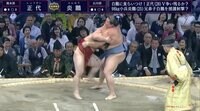 首が極まったまま吊り上げられる炎鵬