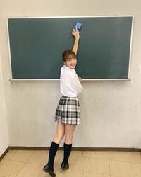 鈴木奈々、"三十路すぎ"の制服振り返りショットに反響「現役には負けてない」