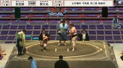“千代の富士”体型の小兵マッチョ力士、110キロ差の巨漢を豪快に寄り切り