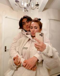  MALIA.21歳迎えた長男との2ショット公開「抱きしめてくれる優しい子」 