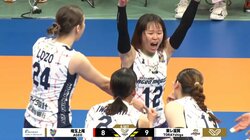 女子バレー、まるでサッカー選手のゴールパフォーマンス！？ 魔球サーブ→“クリロナ”ポーズで喜び爆発