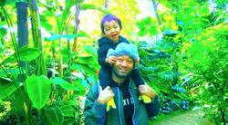 ラッパー十影、ニュー・EP『NEW TOKA'S LIFE』から“イケてる親子”のポストを、そのまま曲に落とし込んだ、「OSORO」のMV公開 !