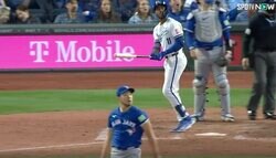 放送事故レベル！ 菊池雄星、バットを叩きつけられる　ヤバすぎるホームラン“確信歩き”が話題に 「え？なんで？w」「怖すぎるな」