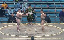 「肋骨が浮き出て…」「私より軽い力士きた」62キロ小兵に驚きの声 体重2倍超の巨漢を豪快になぎ倒して館内喝采