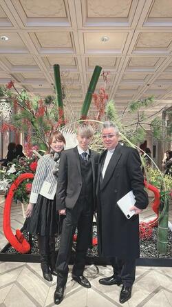 渡辺美奈代、次男の成人記念で親子ショット 「とっても素敵」「美男美女ファミリー」の声