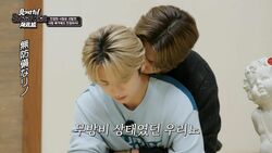 Stray Kidsリノにハンが突然バックハグ＆首筋にキス攻撃！リノは慌てつつも心拍数がぐんぐん上昇？