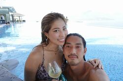 悩殺水着の金髪シャンパンガール、初対面のイケメンモデルと早くも浮気！？「バイブス上がった」『隣恋4』#1