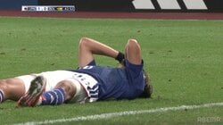 「ほんま荒いな」久保建英にハプニング発生「顔面に肘が…」「怪我させないで」強烈エルボー被害でピッチに大の字…危険プレーにファン憤慨