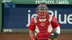 吉田正尚の同僚捕手“悶絶” 「質の違う汗が…」ファウルチップが股間付近直撃する“珍事”に現地中継も注目