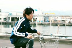 永瀬廉が自転車を漕ぎながらアニソンを熱唱！『弱虫ペダル』オープニングシーン解禁