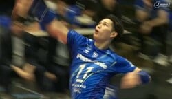 男子バレーで“125キロ”の弾丸サーブ 威力がすごすぎてレシーブしたボールが天井直撃の珍事