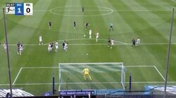 これは止められない！究極の“無回転フリーキック”が炸裂した瞬間　爆速スピードで意味不明な動き→ブレて揺れてくるボール！ GKの横っ飛びセーブを完全無効化する一撃