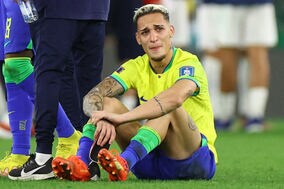 【W杯】ブラジルFWが怒り、口に小指を入れられ転倒の珍プレー　海外仰天「釣り針スタイル」