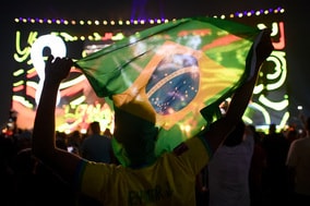 「カッコ良すぎ」ブラジル代表が32か国目にカタール入り！ ネイマールら公式スーツ姿に反響「王者の風格だ」