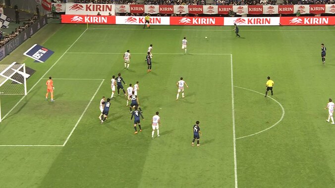 相手DFと競り合いながらマークを外す上田綺世